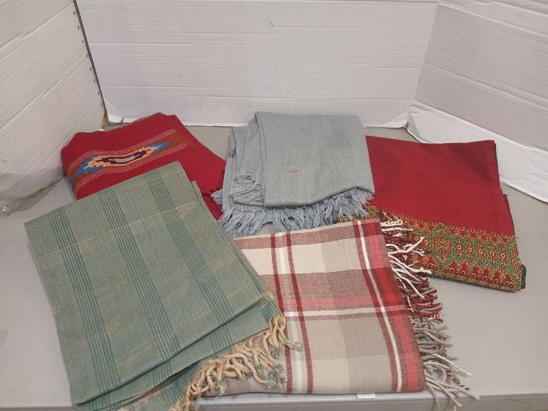 lot 1831 image: Ladies scarves