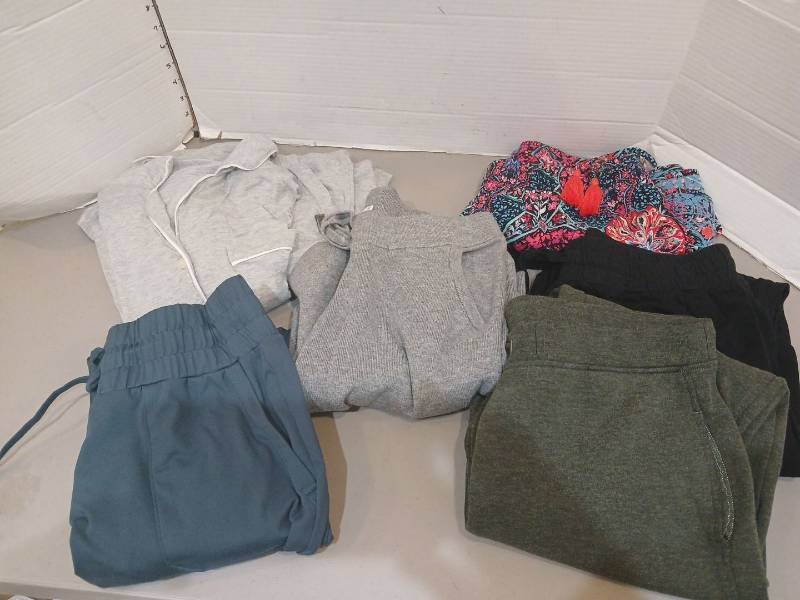 lot 1842 image: Assorted ladies s to m Clothing Lot
