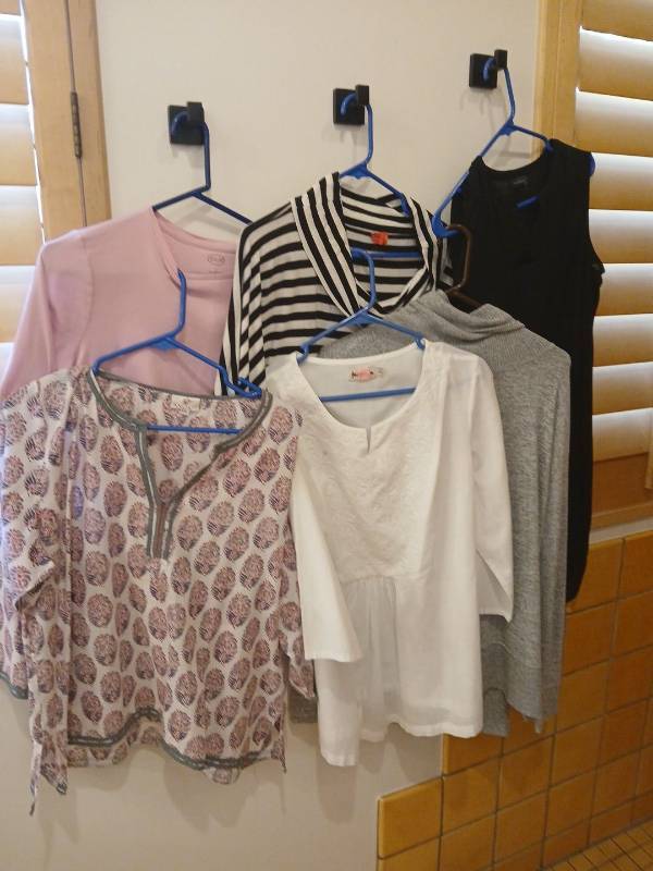 lot 1866 image: Ladies tops med LG