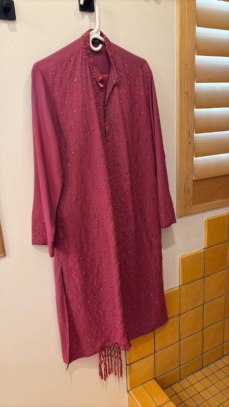 lot 1881 image: India clothing