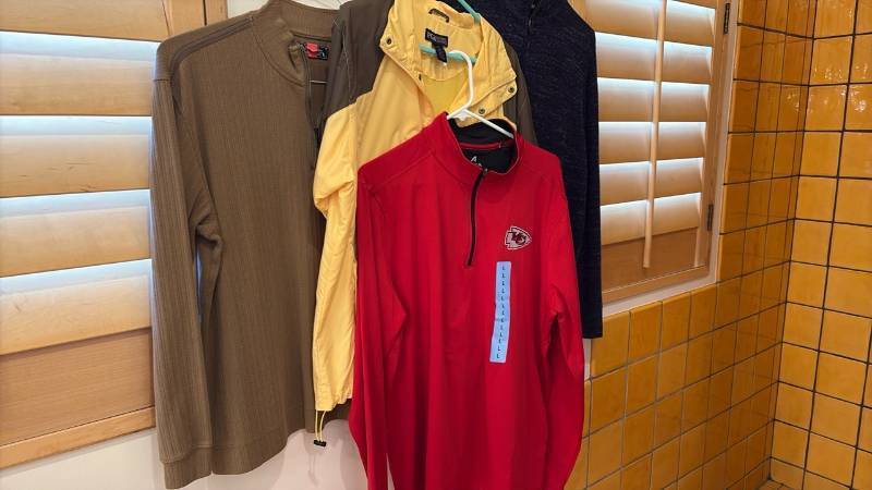 lot 1896 image: Mens tops
