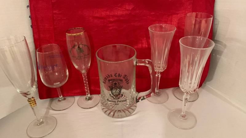 lot 2012 image: Assorted glasses