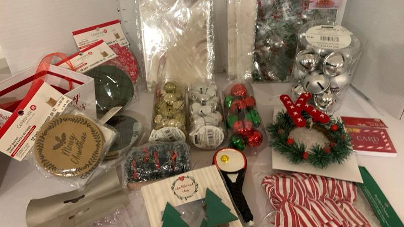 lot 2020 image: Christmas decor and supplies