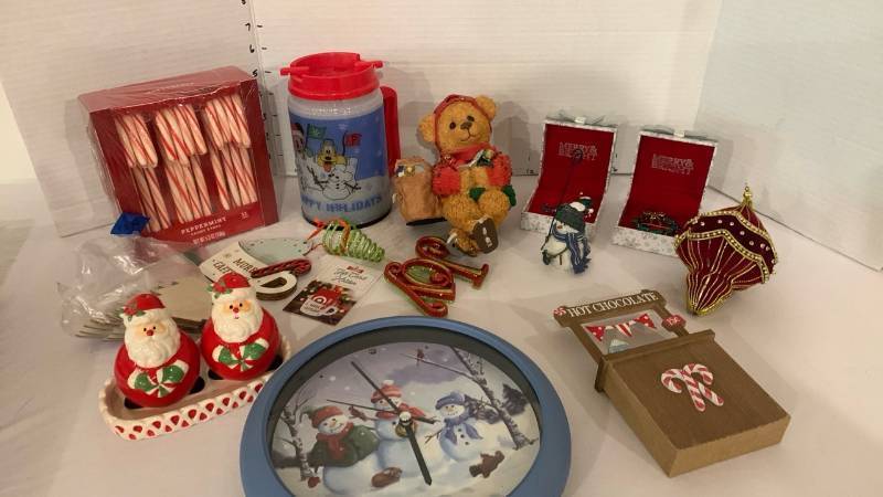 lot 2030 image: Christmas decor