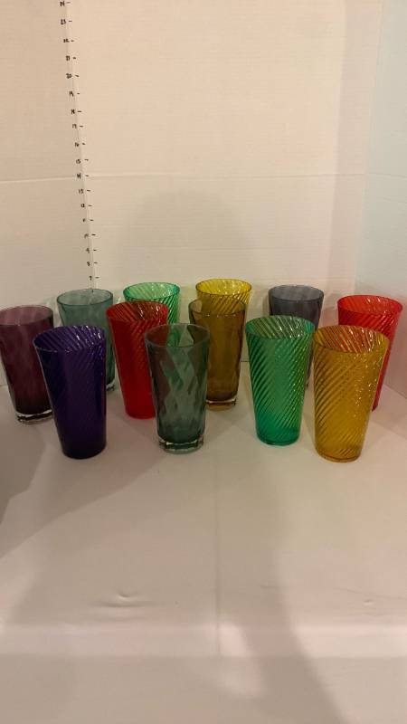 lot 2034 image: Plastic tumblers