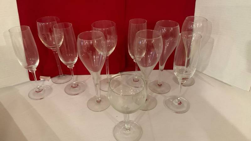 lot 2044 image: Mixed Lot of Stemmed Wine and Champagne Flute Drinkware Glasses