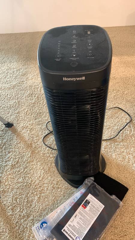 lot 2065 image: Honeywell Tower Air Purifier with 5 Purification Levels