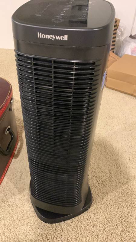 lot 2068 image: Honeywell Tower Air Purifier with 5 Purification Levels and Auto-Off Timer
