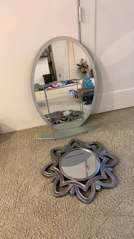 lot 2079 image: Home decor Oval Wall Mirror and Round Decorative Mirror 31x22 and smaller