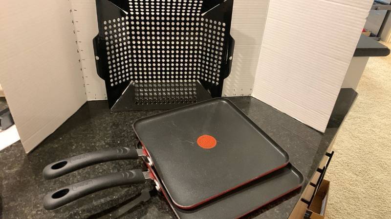 lot 2086 image: 2 square frying pans, and grill pan