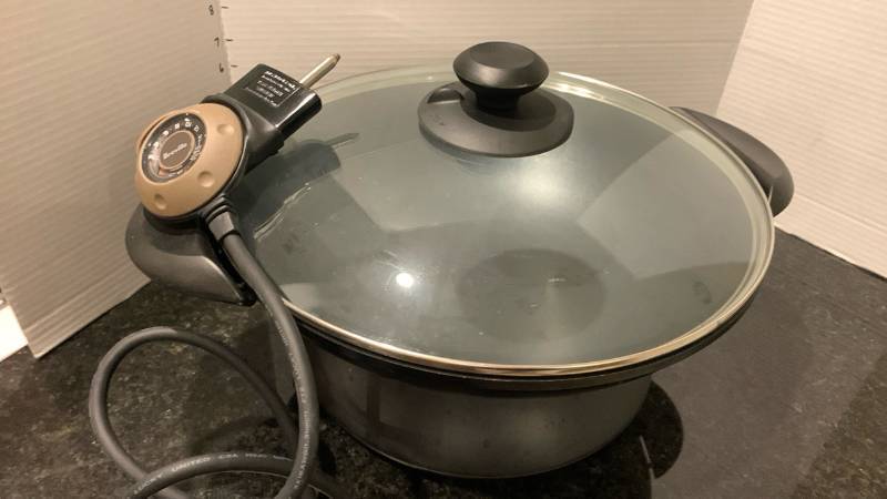 lot 2089 image: Breville Electric Skillet 0-14 Dial Setting With Glass Lid