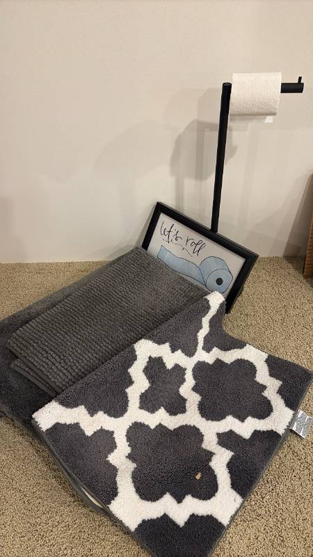 lot 2101 image: Bathroom items