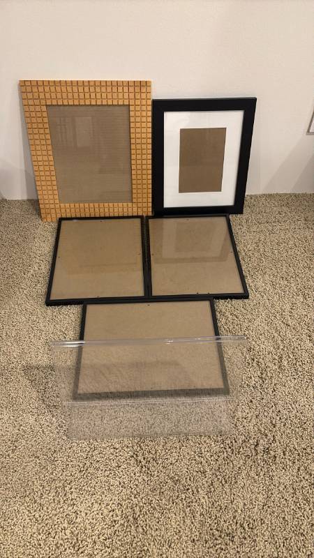 lot 2102 image: Picture frames 8x10