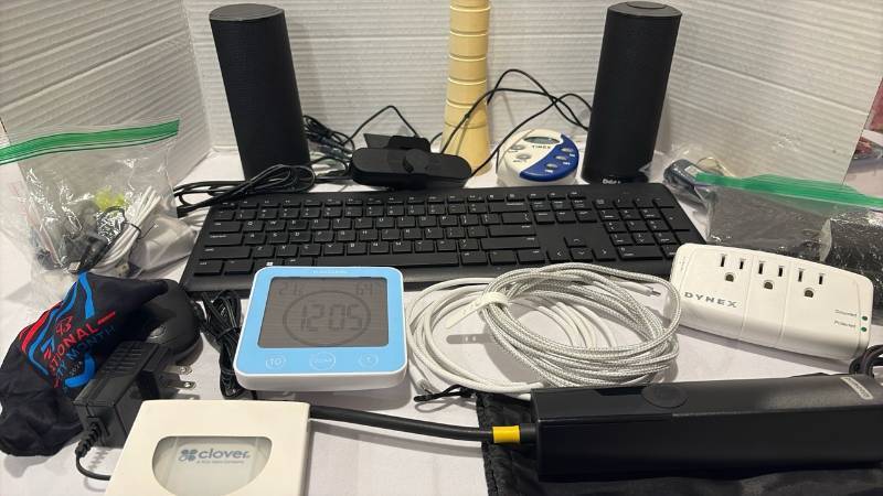 lot 2138 image: Computer accessories and phone charger