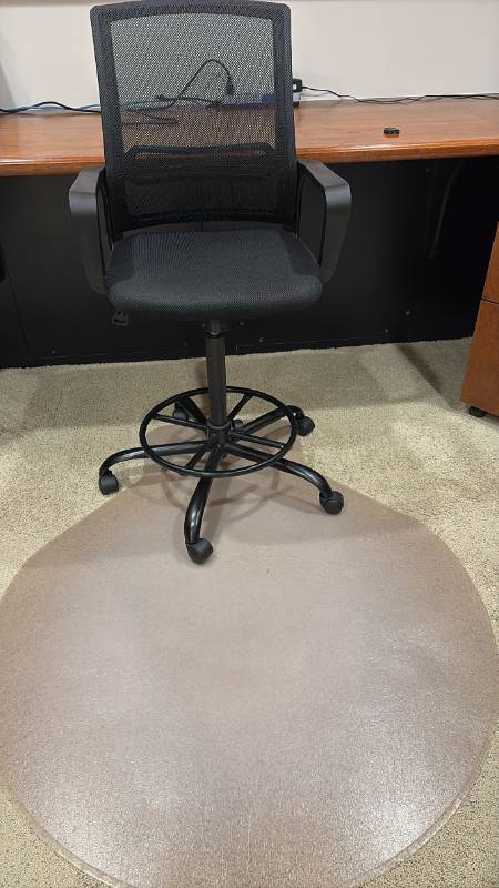 lot 2139 image: Office chair with chair mat