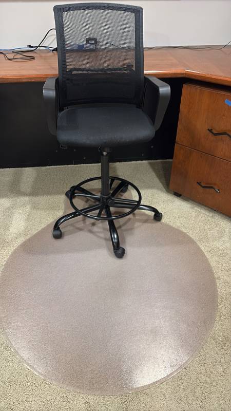 lot 2140 image: Office chair and chair 2 chair mats