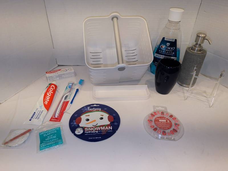 lot 2212 image: Bathroom and Personal Care Lot Colgate Crest, caddy and more