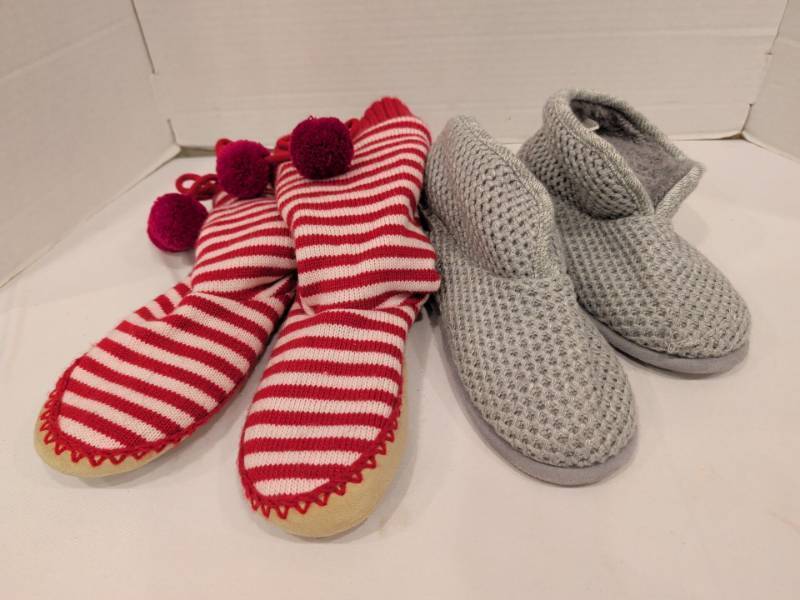 lot 2252 image: Lot of 2 Pairs Knit Slipper Boots Old Navy S (5-6) and Dluxe by Dearfoams Medium US 7-8