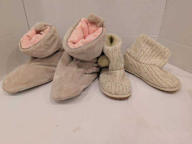 lot 2258 image: Slipper Boots Lot of 2 Pairs 7.5