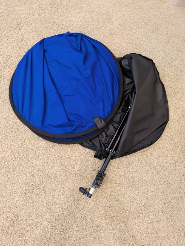 lot 2269 image: Collapsible Round Blue and Green Backdrop with Light Stand and Clamp