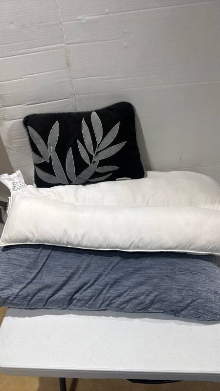 lot 2320 image: Pillows