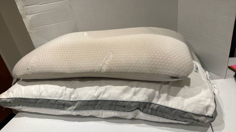 lot 2322 image: Tempurpedix and members mark pillow