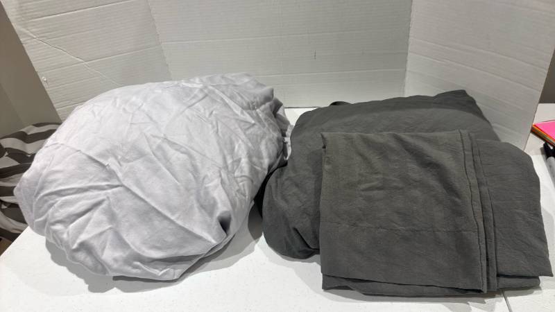 lot 2323 image: King size fitted sheet and pillow case