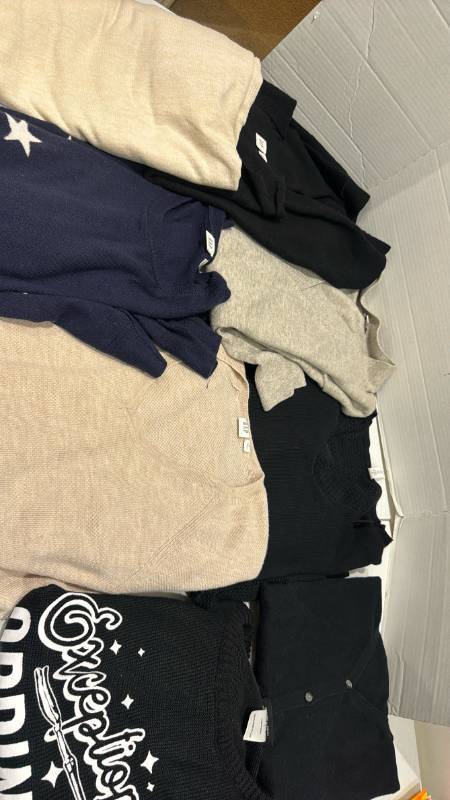 lot 2336 image: Lulu lemon, gap and other sweaters size M and L