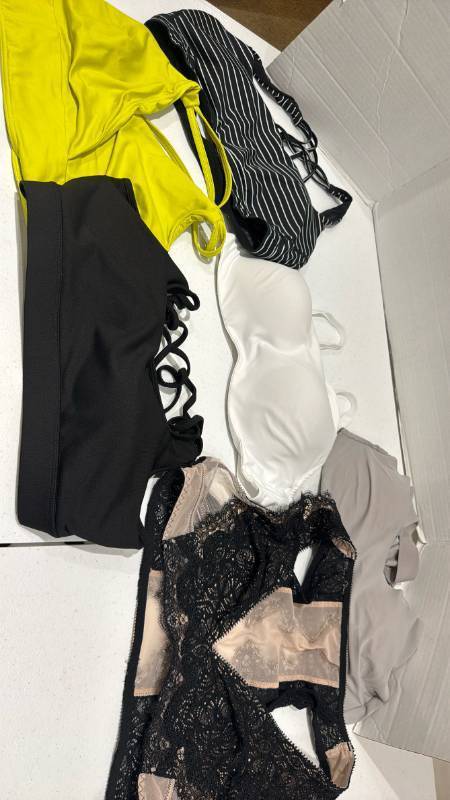 lot 2342 image: Sports bras and more size L
