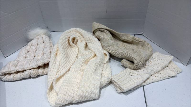 lot 2355 image: Winter hat and more