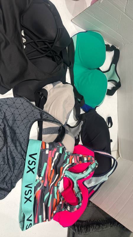 lot 2363 image: Sports bras size M
