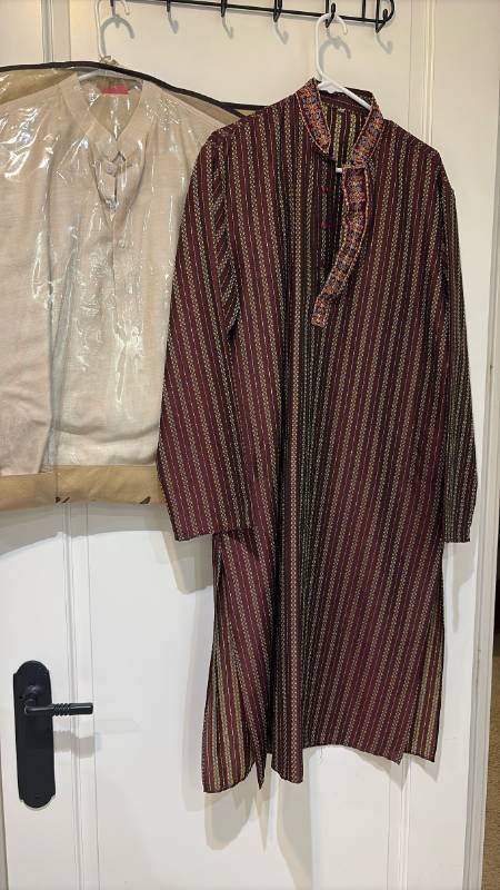 lot 2421 image: Kurtas