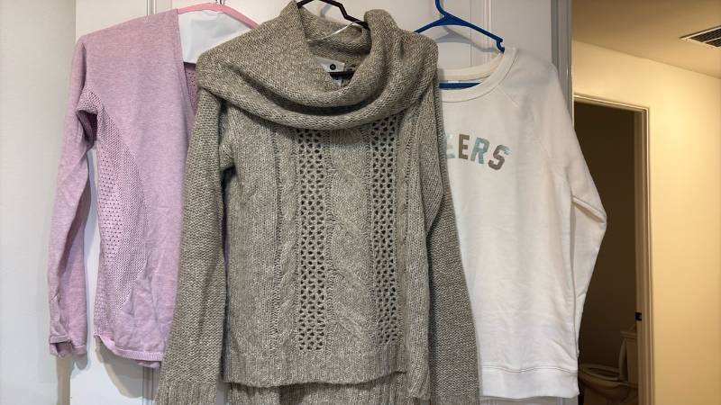 lot 2433 image: Ladies tops