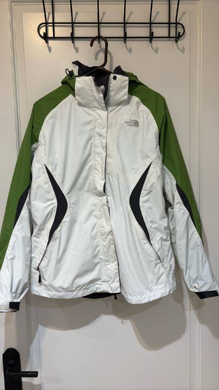 lot 2438 image: North Face ladies coat