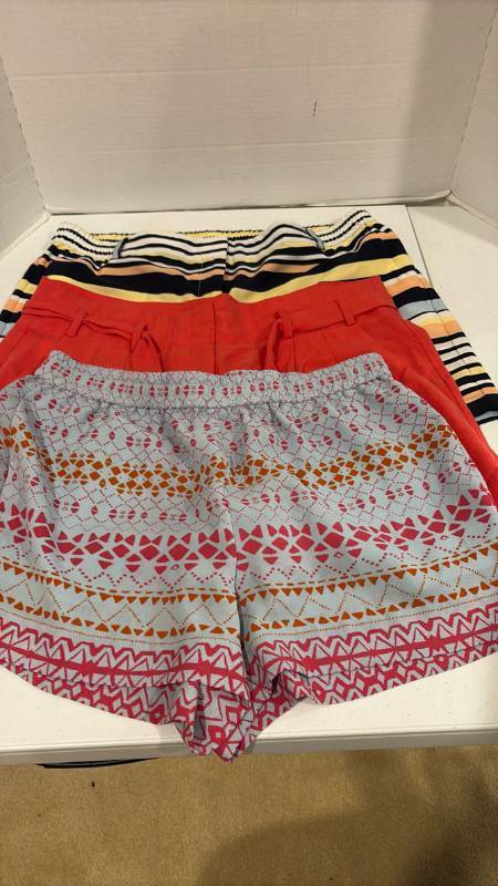 lot 2444 image: Ladies shorts