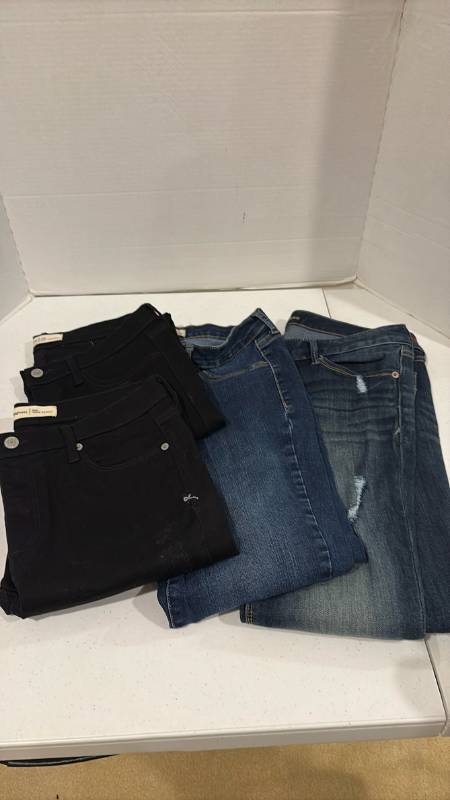 lot 2446 image: Gap Jeans