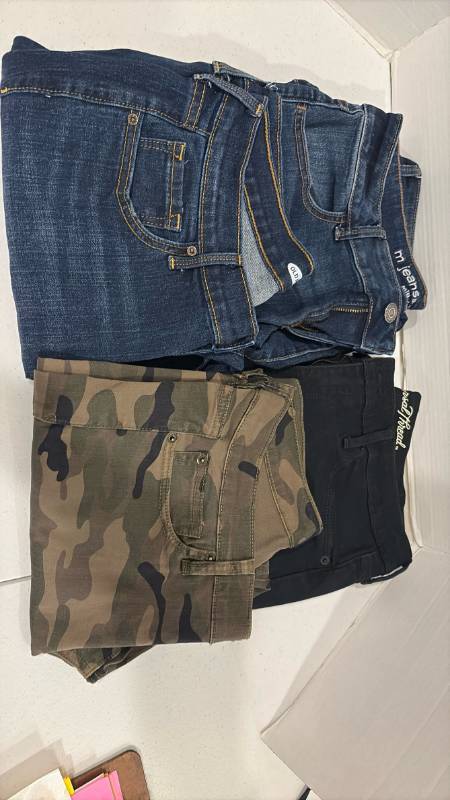 lot 2448 image: Ladies jeans