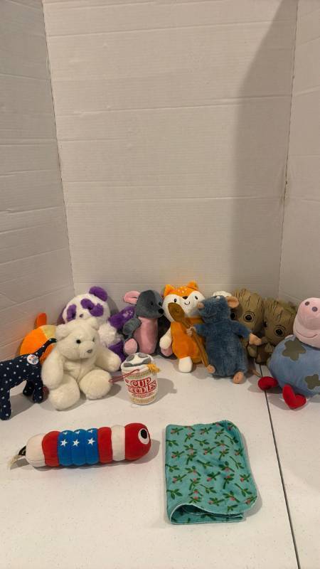 lot 2452 image: Stuffed animals