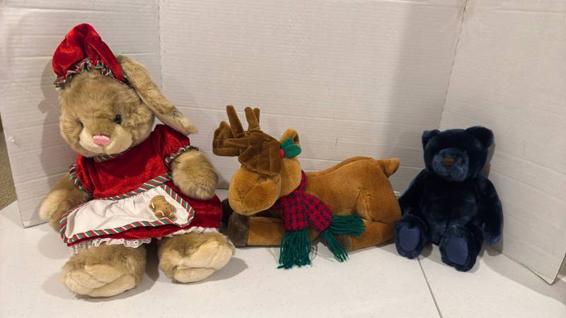 lot 2455 image: Stuffed animals