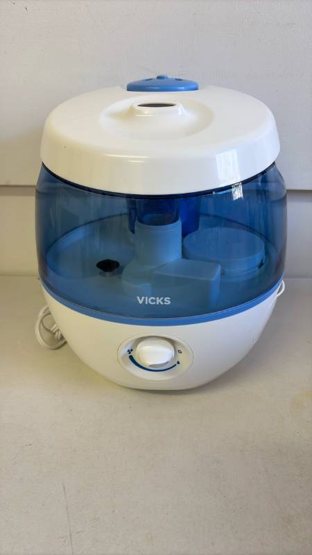 lot 3023 image: Vicks humidifier
