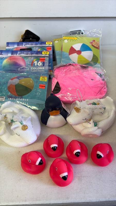 lot 3025 image: Pool and bath toys.