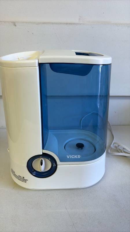 lot 3029 image: Vicks humidifier