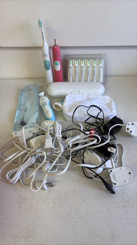lot 3047 image: Electric toothbrushes, replacement heads and more