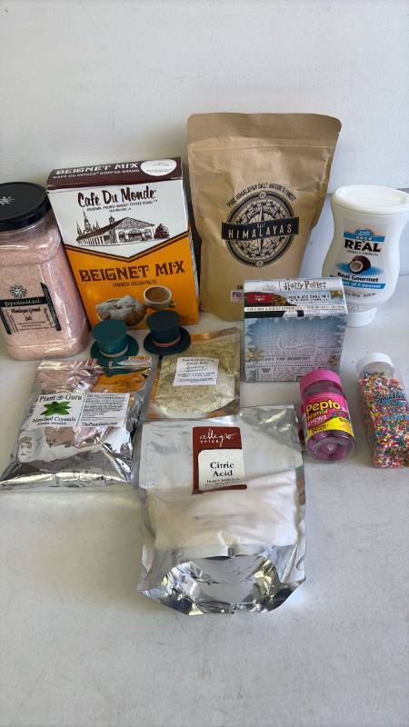 lot 3064 image: Baking products with basket