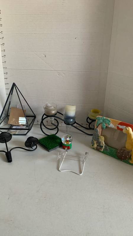 lot 3068 image: Miscellaneous is home decor, including candlestick holders, picture frame, and more