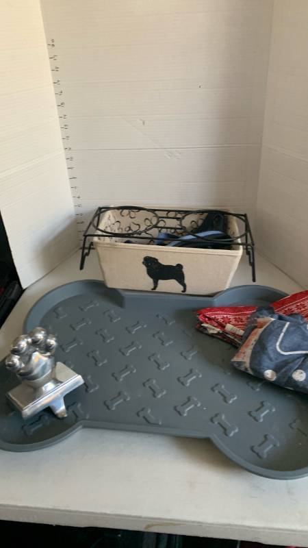 lot 3071 image: Pet supplies, including leashes, bandannas, food bowl, holder and more