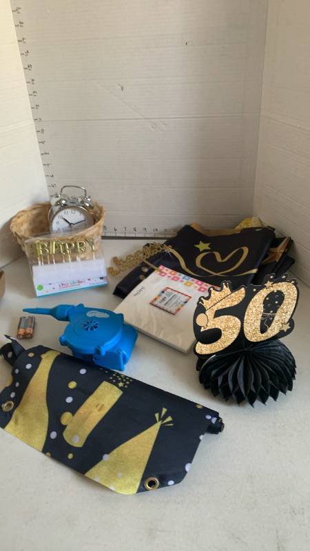 lot 3073 image: Party accessories with an alarm clock and a super wubble��