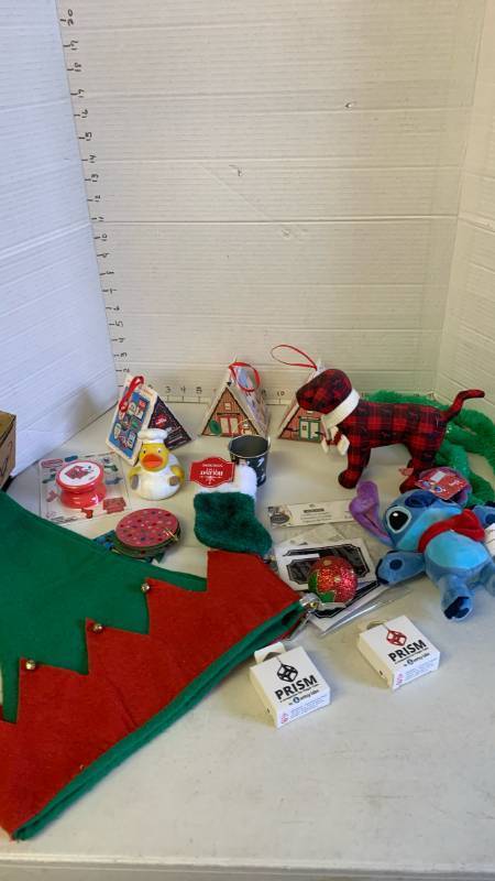 lot 3077 image: Holiday accessories and more
