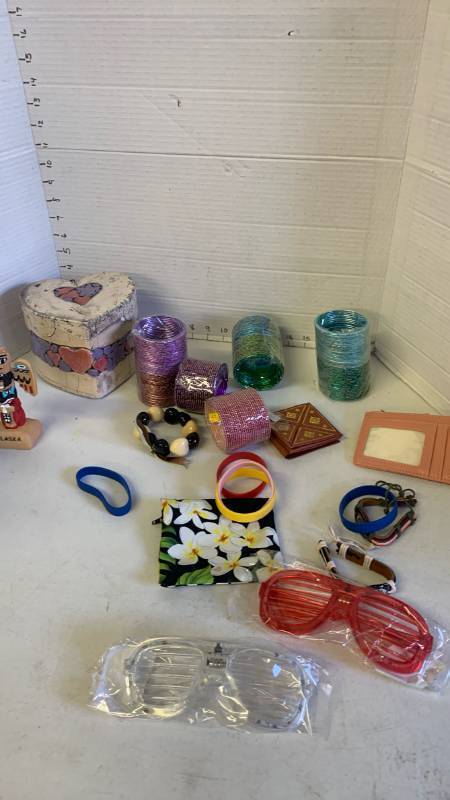 lot 3078 image: Heart shaped trinket box, bracelets, glasses, wallets and more
