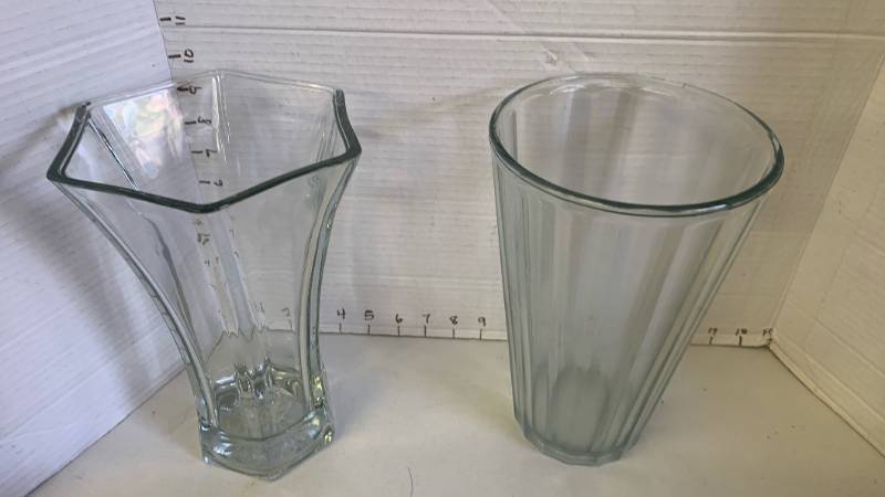 lot 3088 image: Clear Decorative Vase Lot of 2 Assorted Shapes